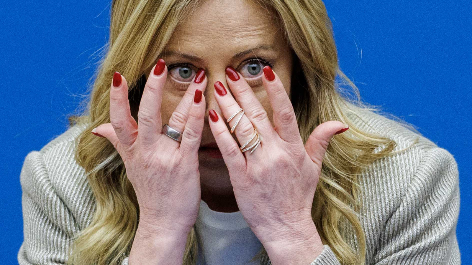 Fakirler ve gençler Meloni'ye tokat attı