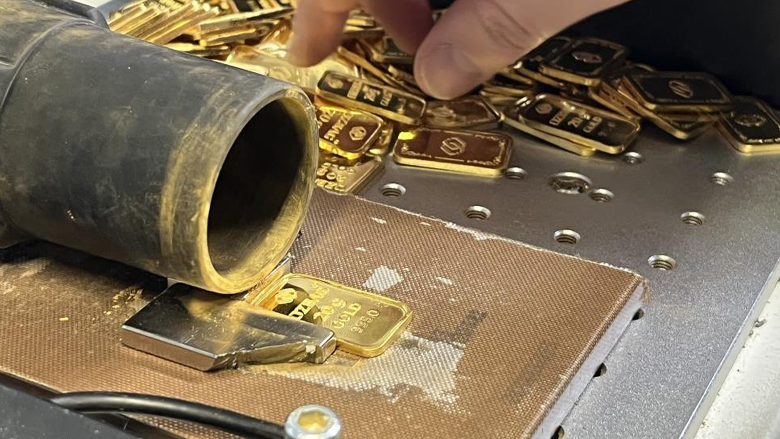 Fiyatlardaki sert düşüş sonrası altında talep patlaması; gece gündüz üretiyorlar ama kuyumcuda yok