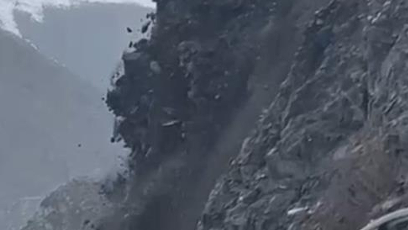 Hakkari Yüksekova’da heyelan karayolunu yuttu