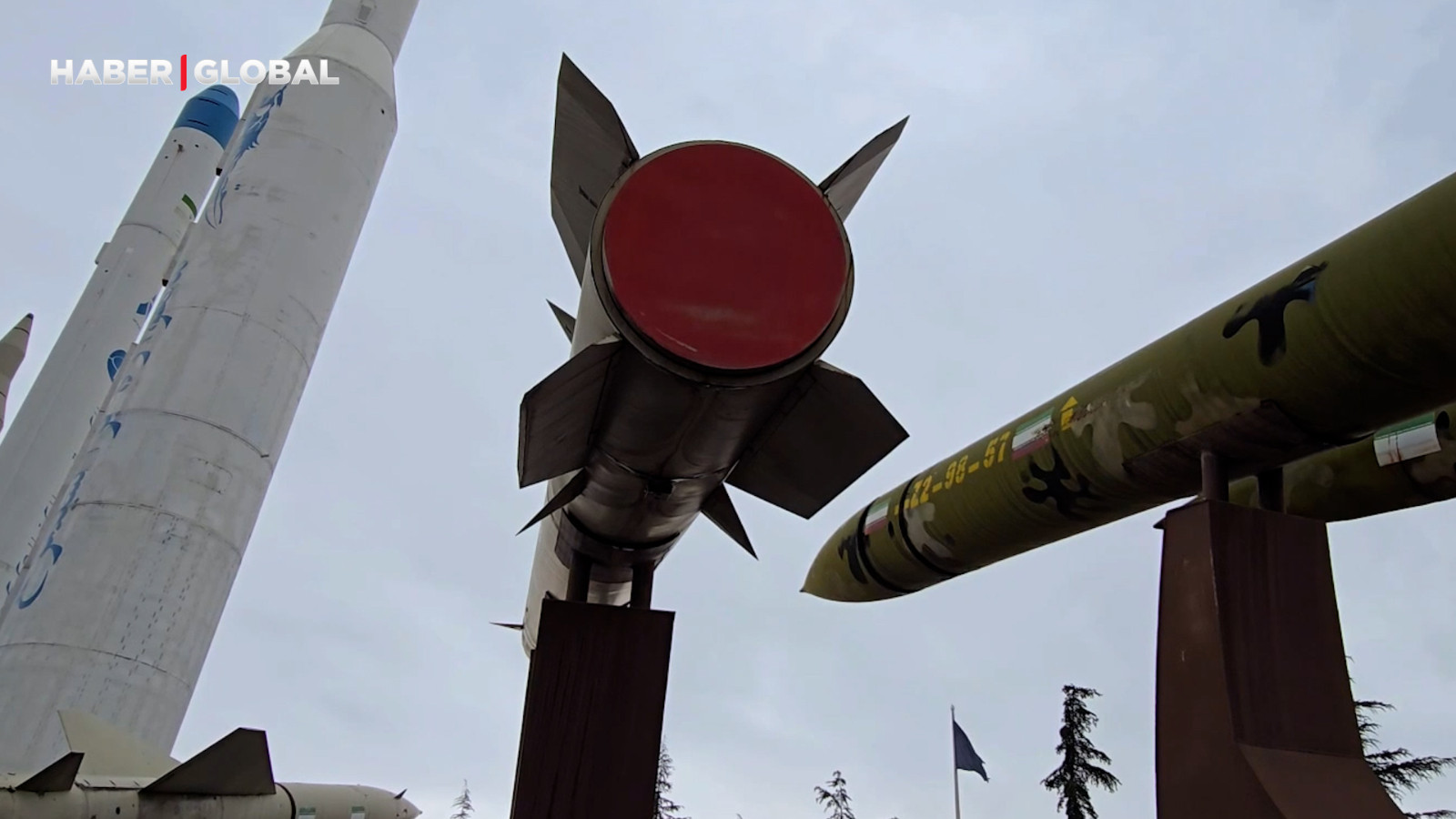 İran ürettiği füze ve tankları Tahran'da böyle sergilendi