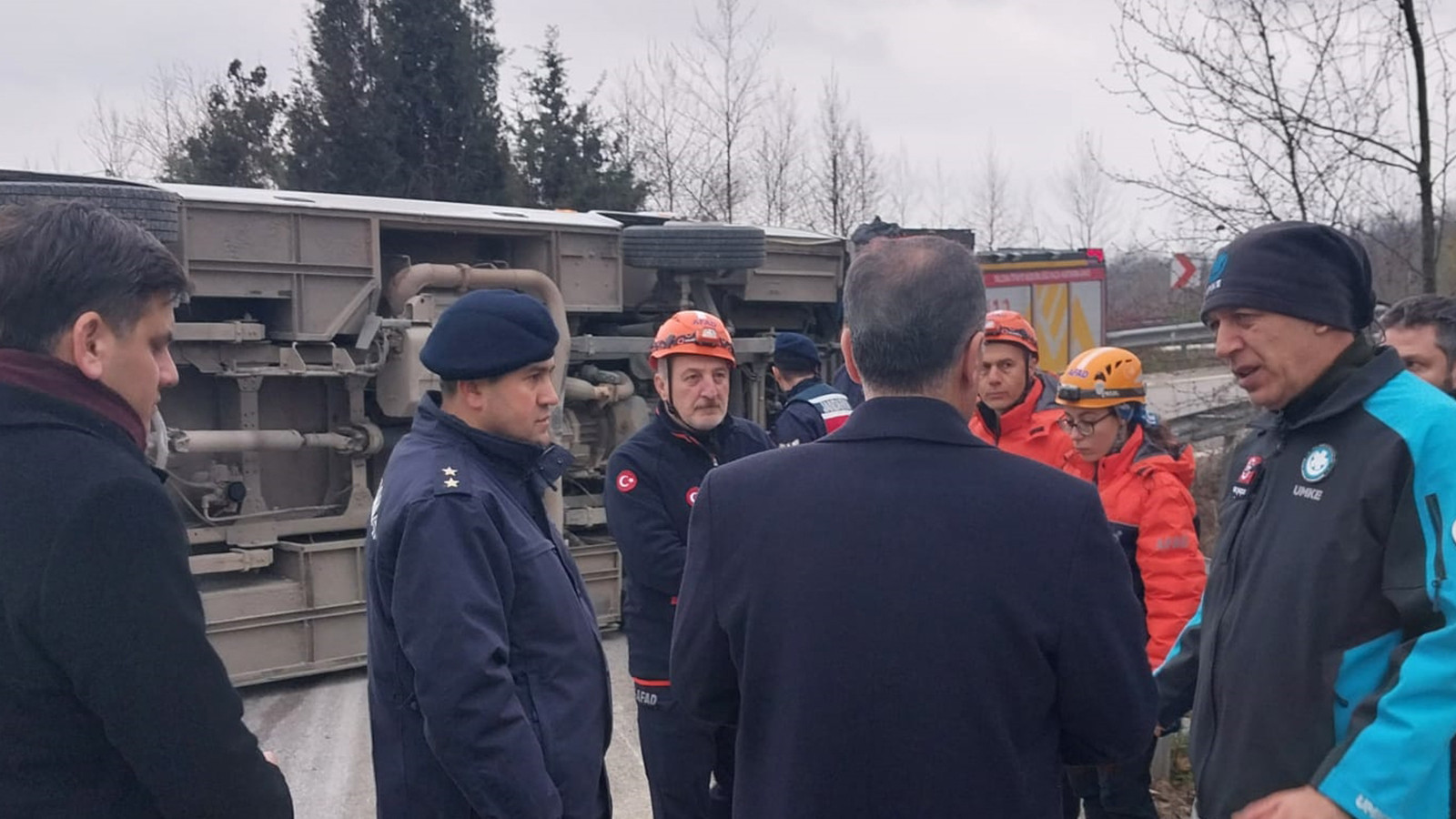 İşçileri taşıyan servis midibüsü devrildi; 1 ölü, 20 yaralı