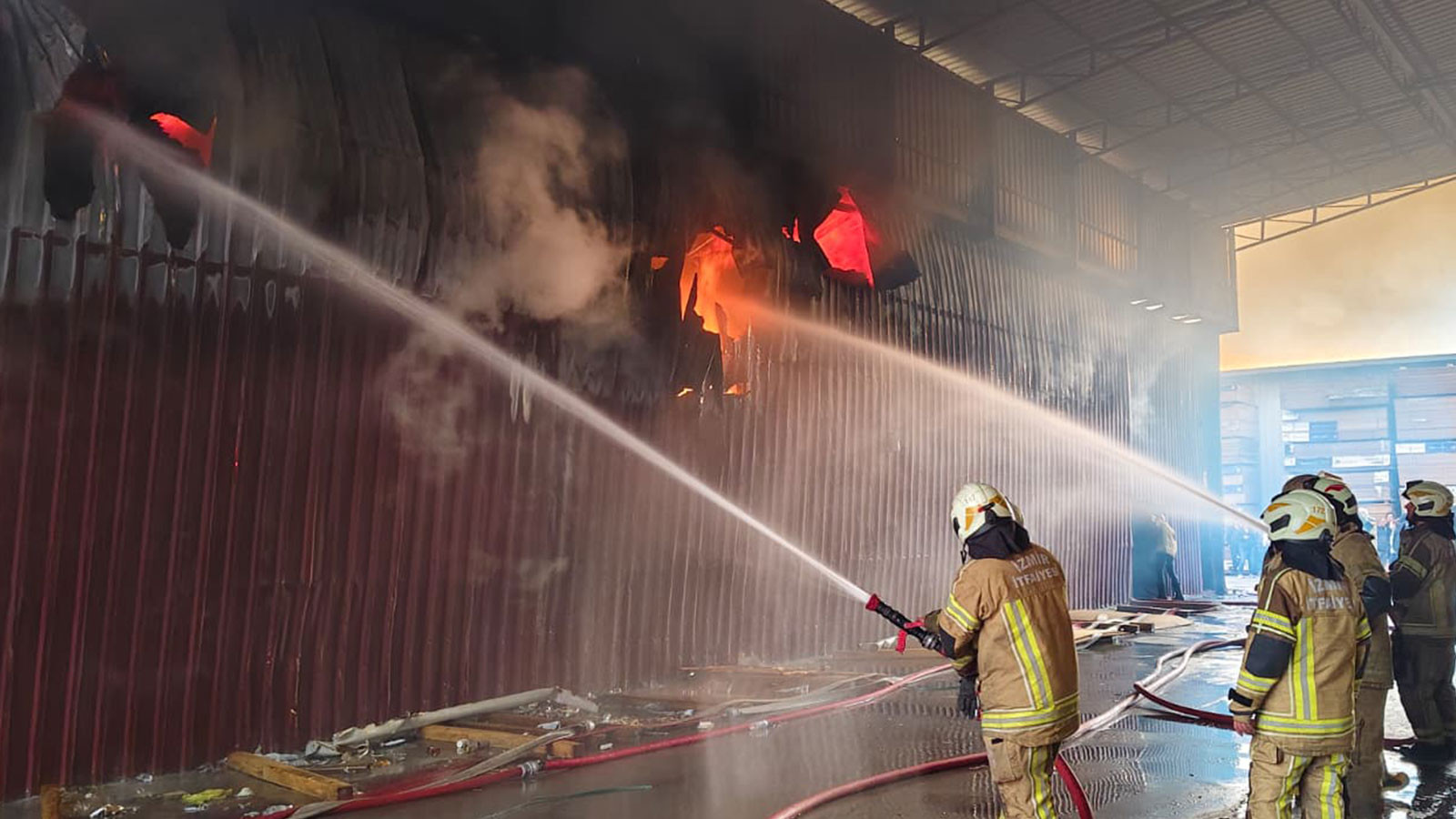 İzmir'de korkutana atölye yangını!