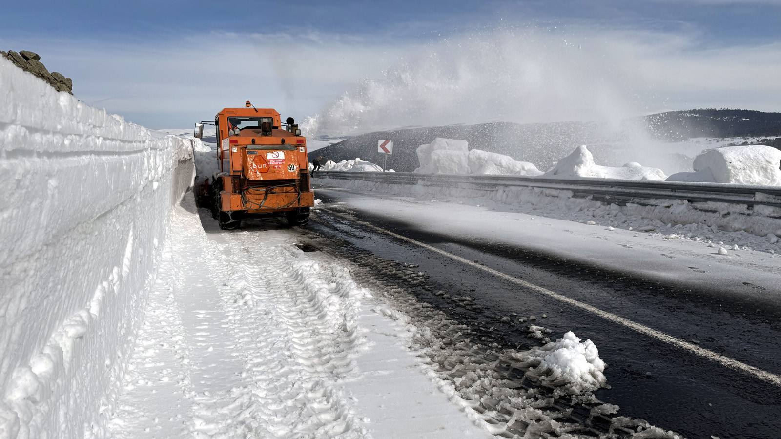 Kar nedeniyle 3,5 aydır kapalı olan kara yolu ulaşıma açılıyor