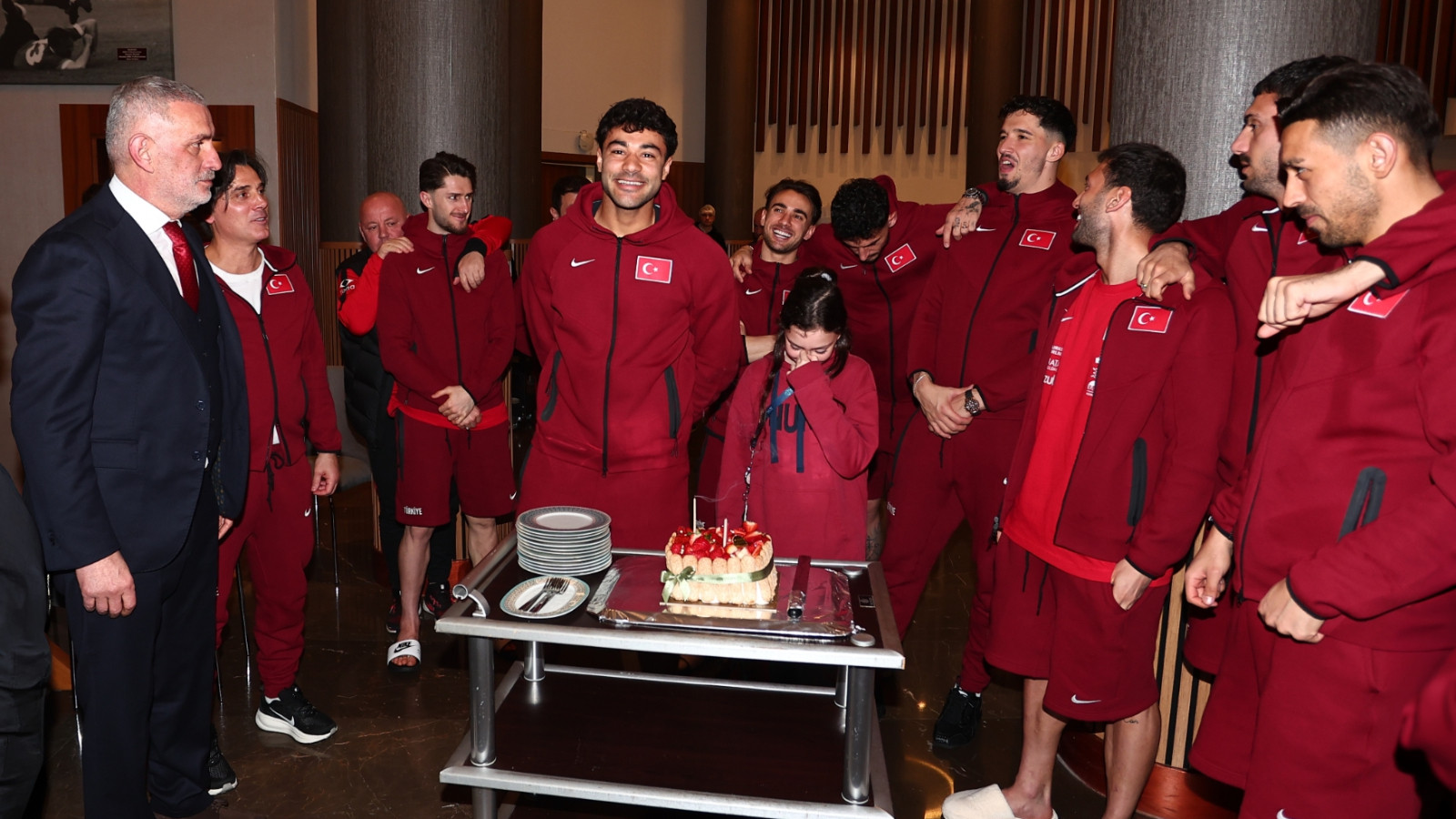 Milli Takım kampında Ozan Kabak'a kutlama