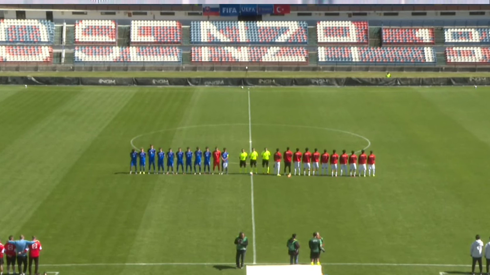 Slovakya-Türkiye maçında dikkat çeken an! Milli futbolcular, İstiklal Marşı sırasında duruşlarını değiştirdi
