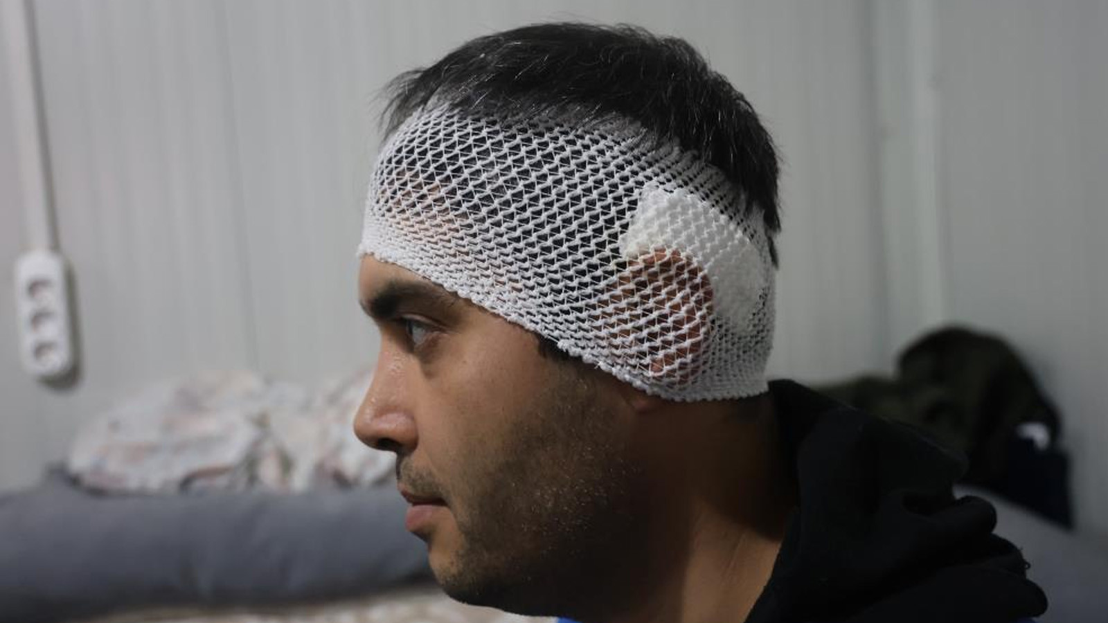 Yatağında uzanırken başına isabet eden yorgun mermiyle kabusu yaşadı