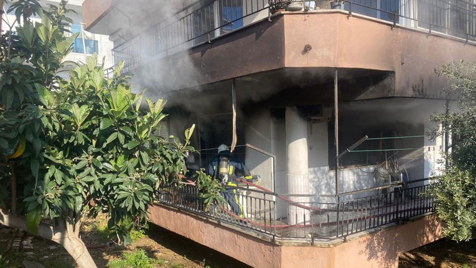 Yanan evden 4 yaşındaki yeğenini çıkarmak isterken yaralandı