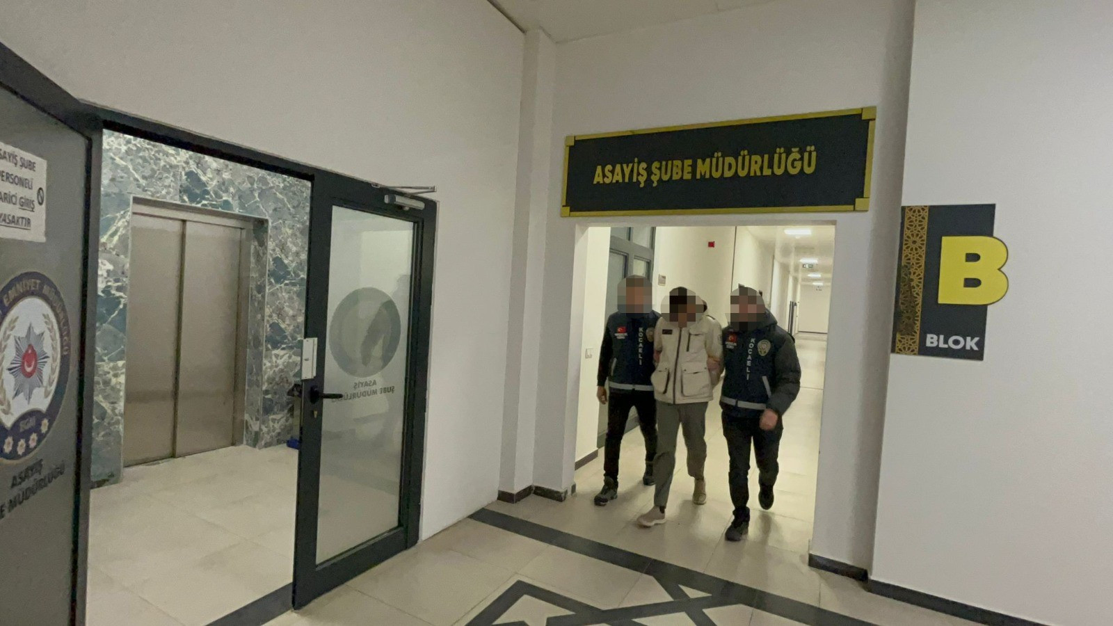 İzmir'de kaput üzerindeki kişiyle drift atan sürücüye 140 bin TL ceza 