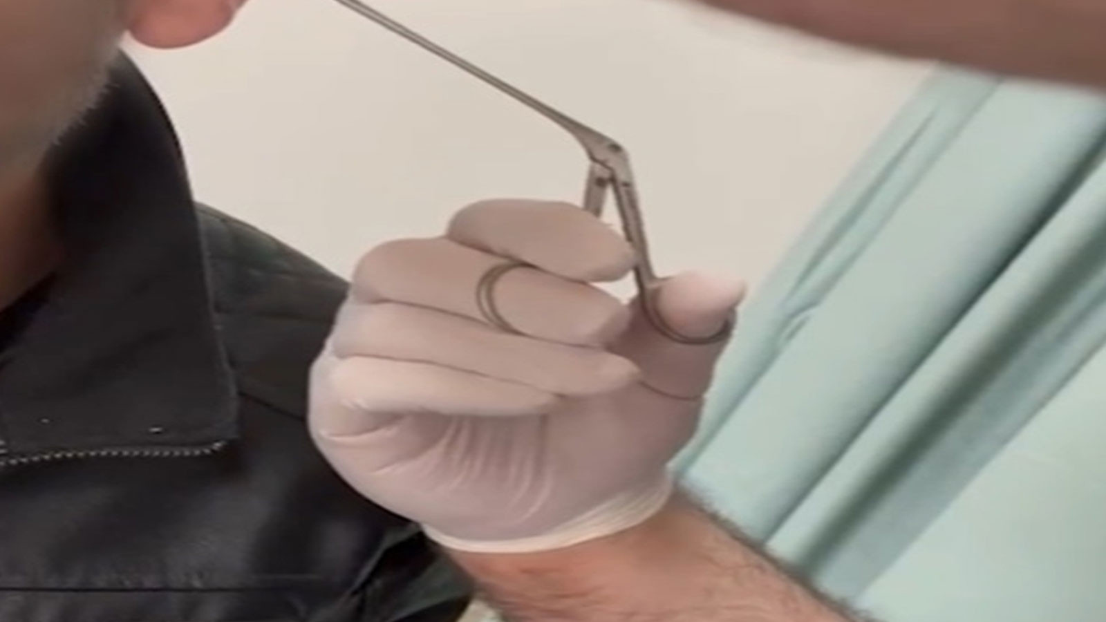 Kayseri'de akıllara durgunluk veren olay! Kulağından uyuşturucu çıktı