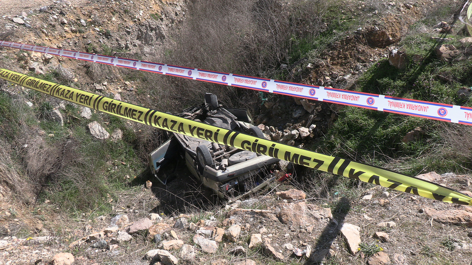 Otomobil şarampole devrildi: 2 ölü, 1 yaralı