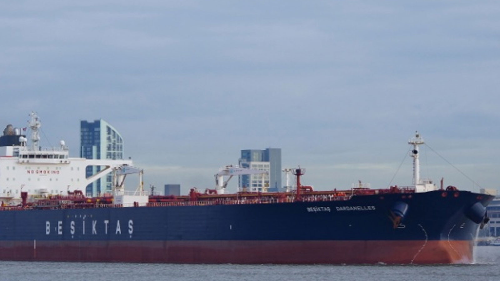 İstanbul Boğazı'na yaklaşan Türk petrol gemisine drone isabet etti