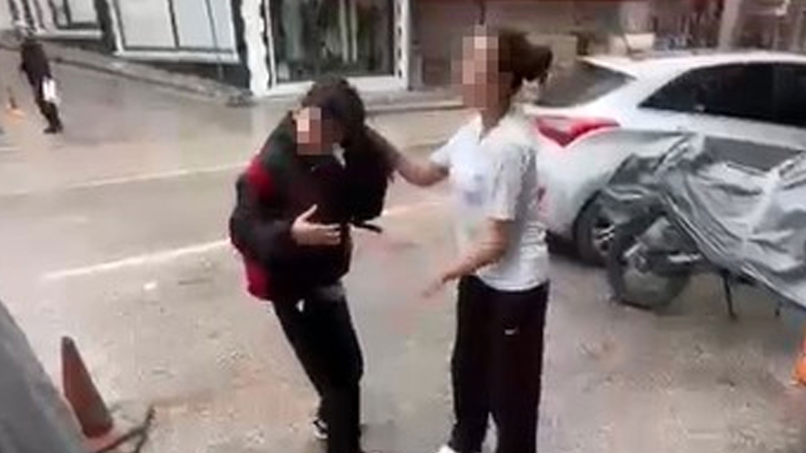 Sosyal medyada gündem oldu! Ortaokul öğrencisi akranına kabusu yaşattı: "Seni böcek gibi ezerim"