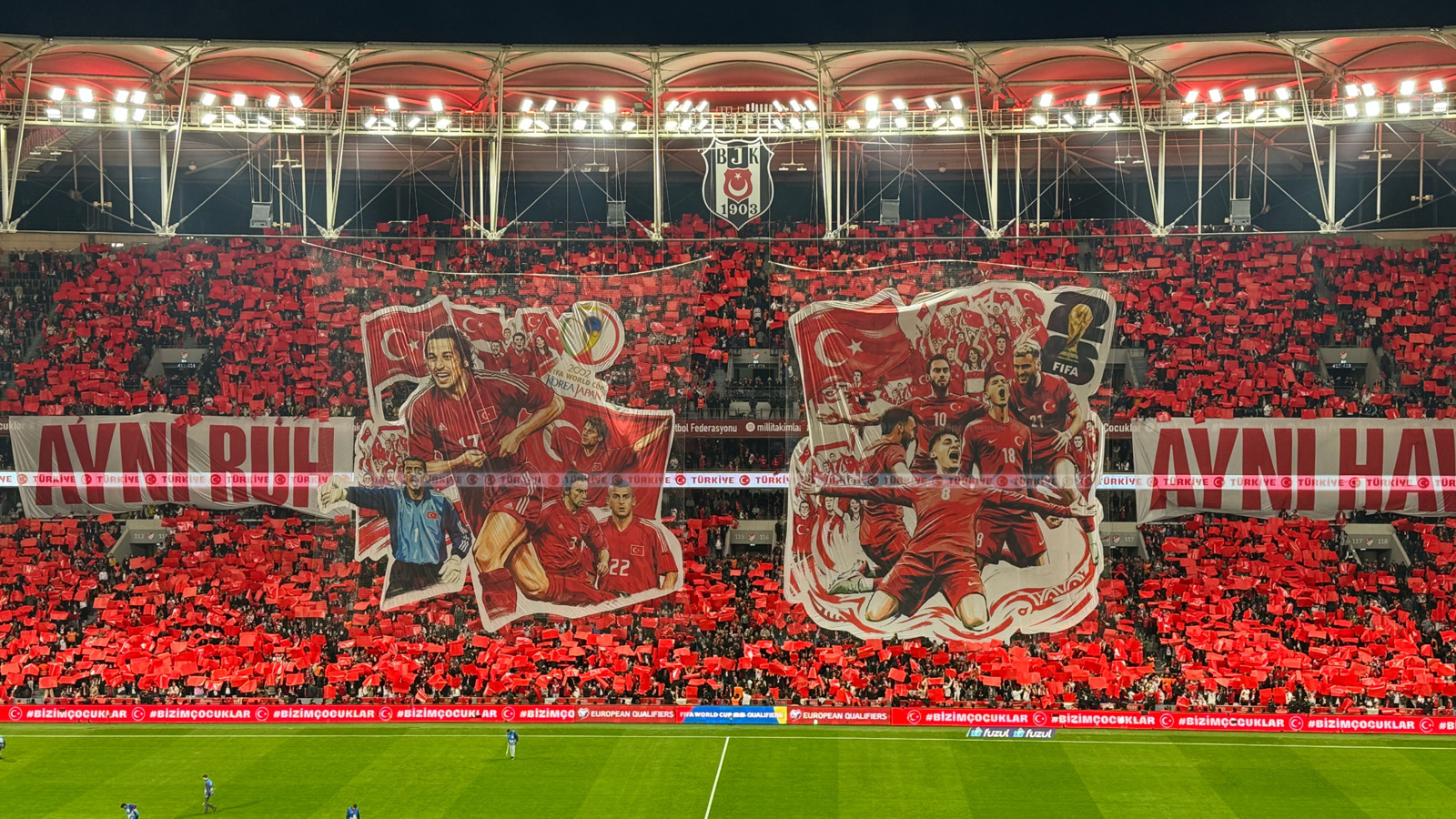 Tribünlerden Milli Takım için anlamlı pankart: 2002 ruhu!