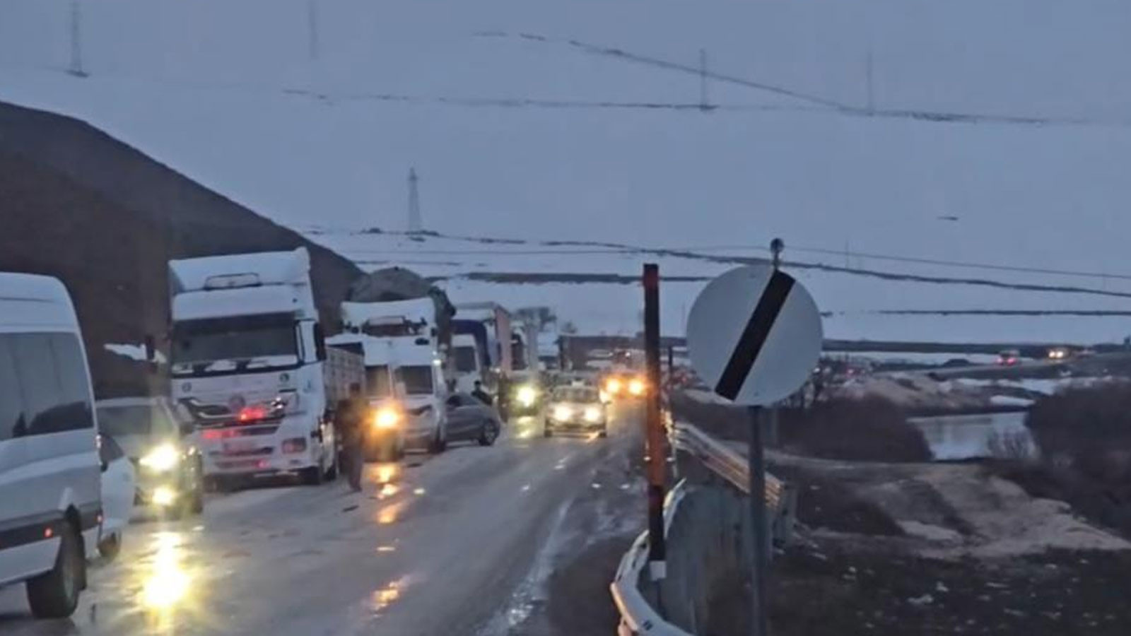 Yüksekova-Van kara yolunda heyelan: Ulaşım durdu