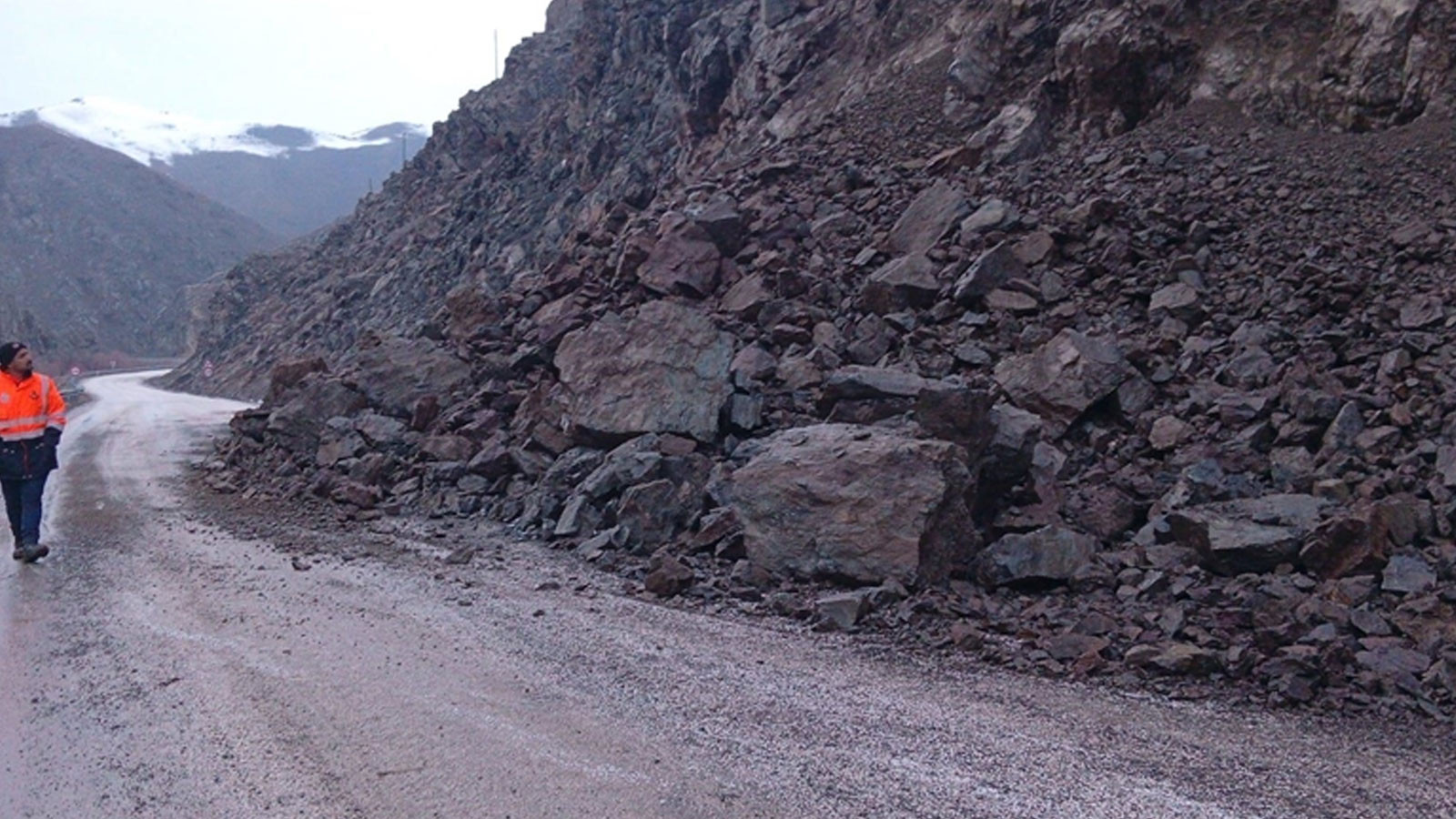 Yüksekova-Van kara yolunda heyelan: Ulaşım durdu