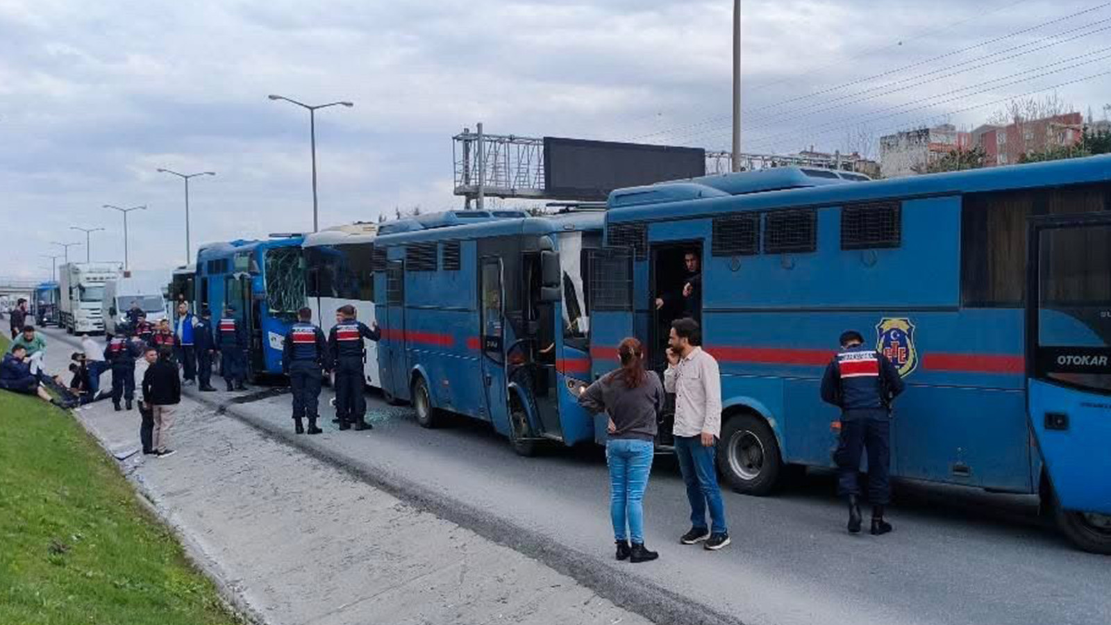 Bağcılar'da 4 cezaevi aracı kaza yaptı; 17 yaralı