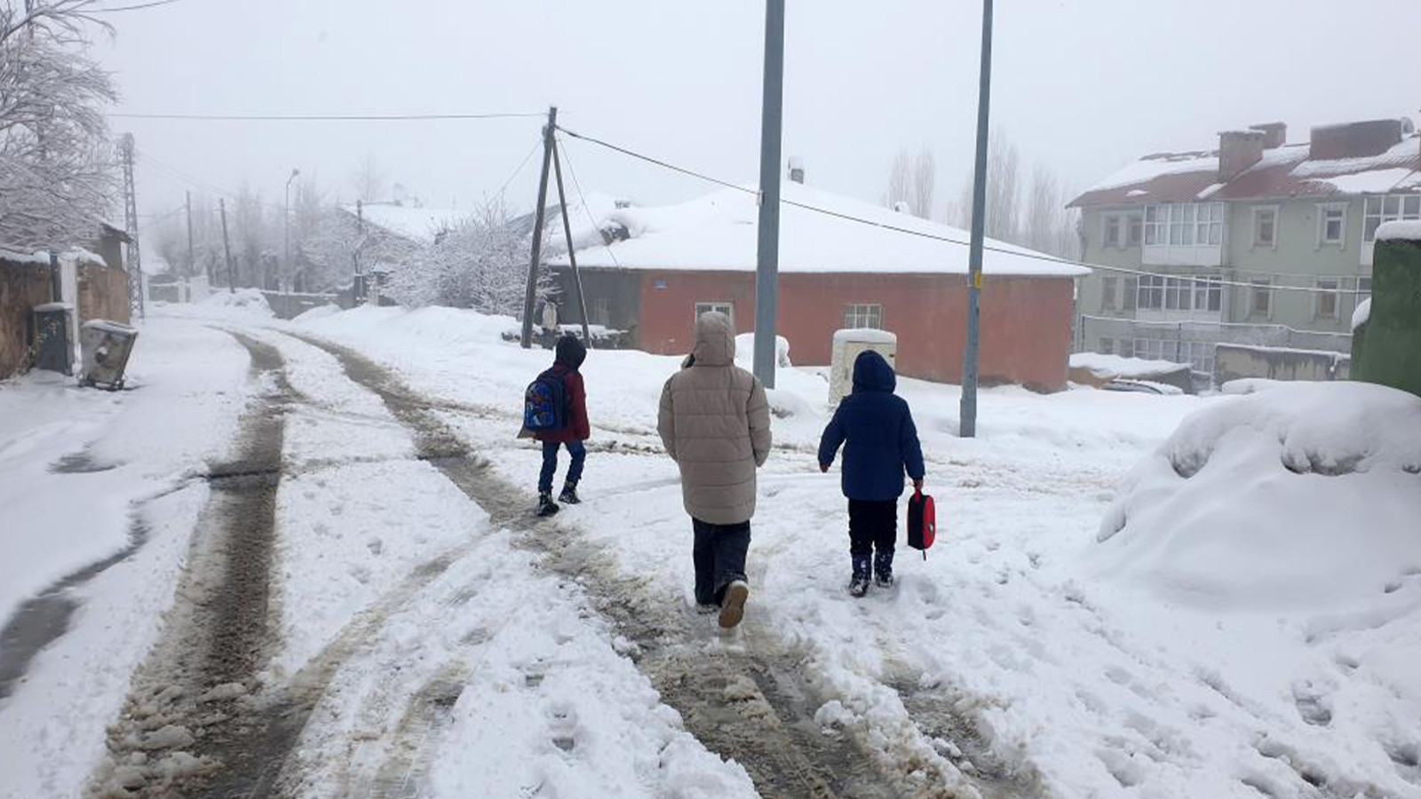 Baharı beklerken karla karşılaştılar; kent yeniden beyaza büründü