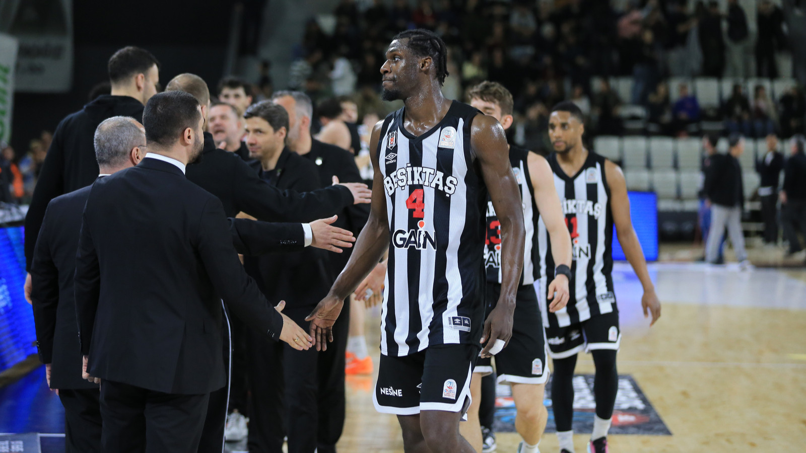 Beşiktaş'tan 102 sayılık galibiyet