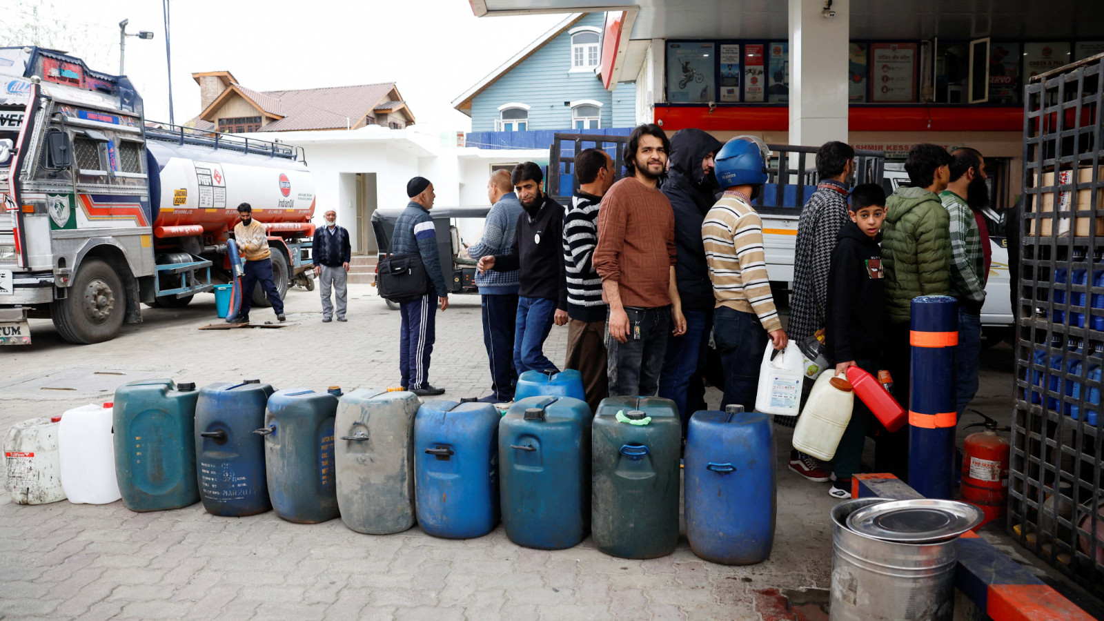 Brçok ülkede günlük yaşamı durma noktasında: Karneyle yakıt dönemi başladı