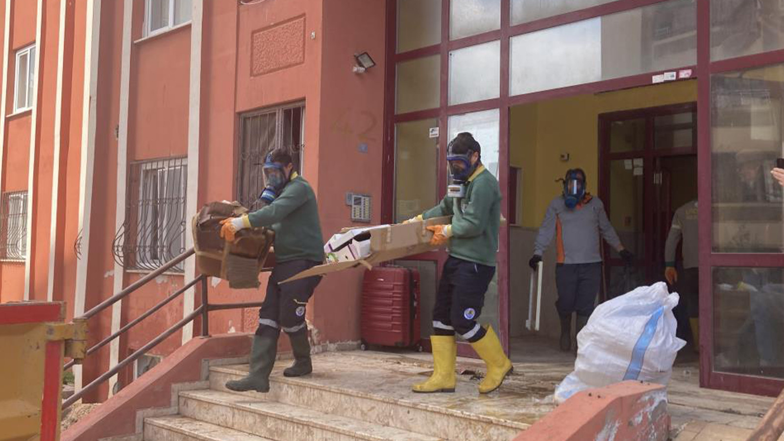 Gaz maskesiyle girilen evden 7 kamyonet çöp çıktı