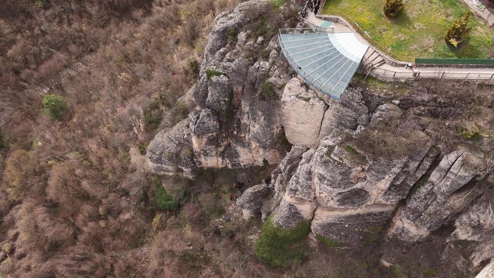 Genç kız 80 metre yüksekliğindeki cam terastan kendini boşluğa bıraktı