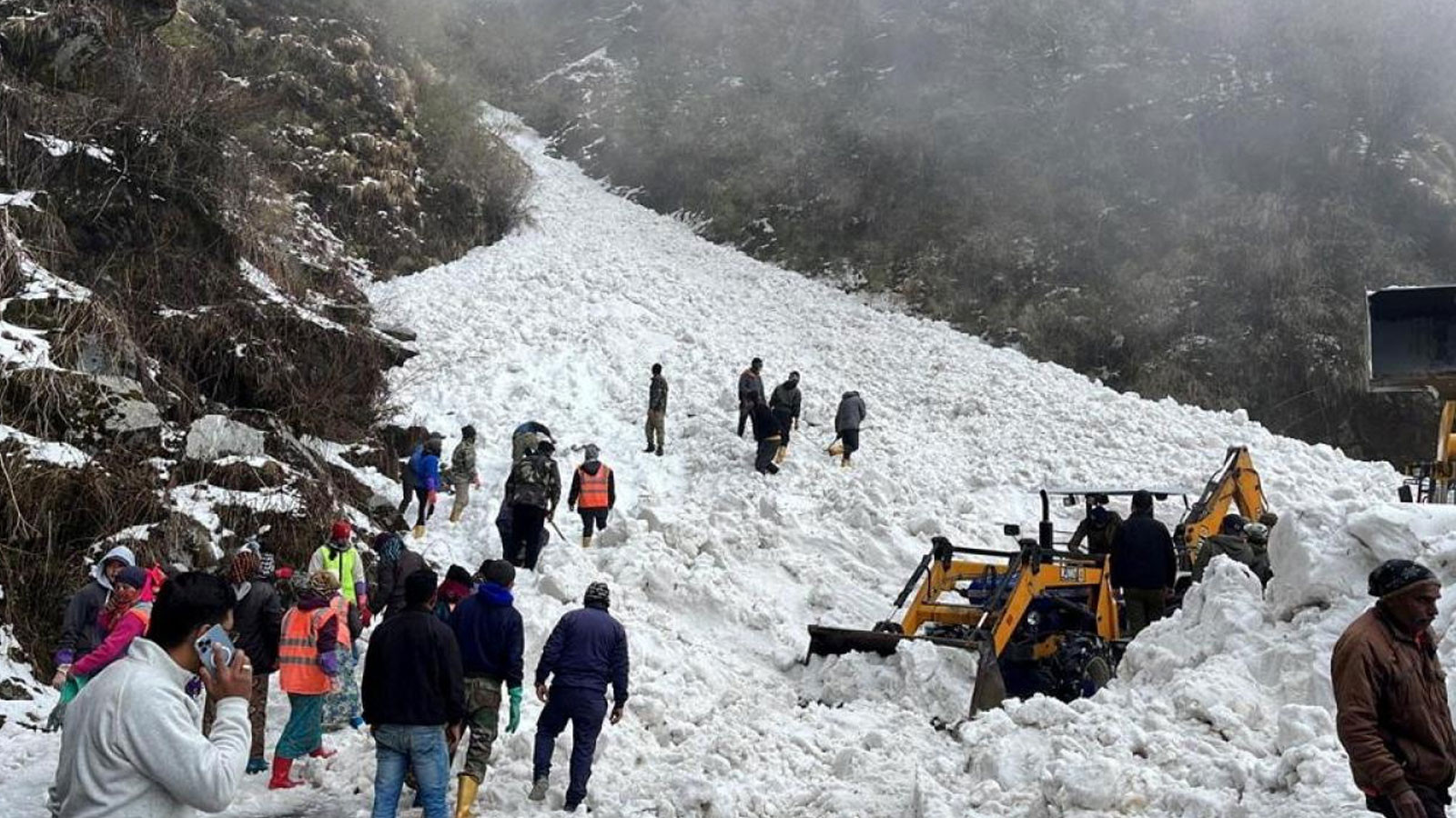 Hindistan'da çığ felaketi: 6 kişi hayatını kaybetti