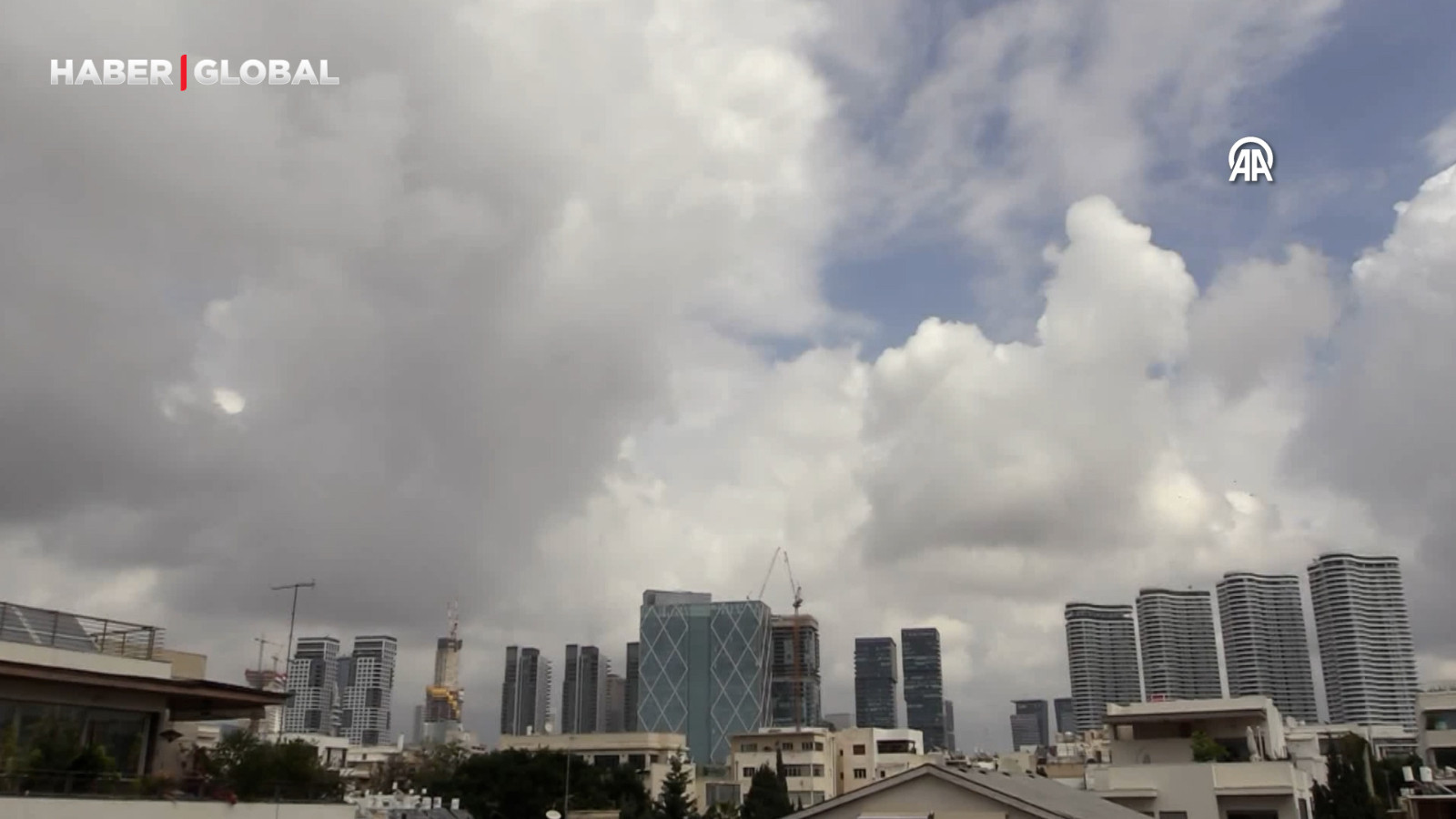 İran'ın misillemesinin ardından Tel Aviv'de sirenler çaldı ve patlama sesleri duyuldu