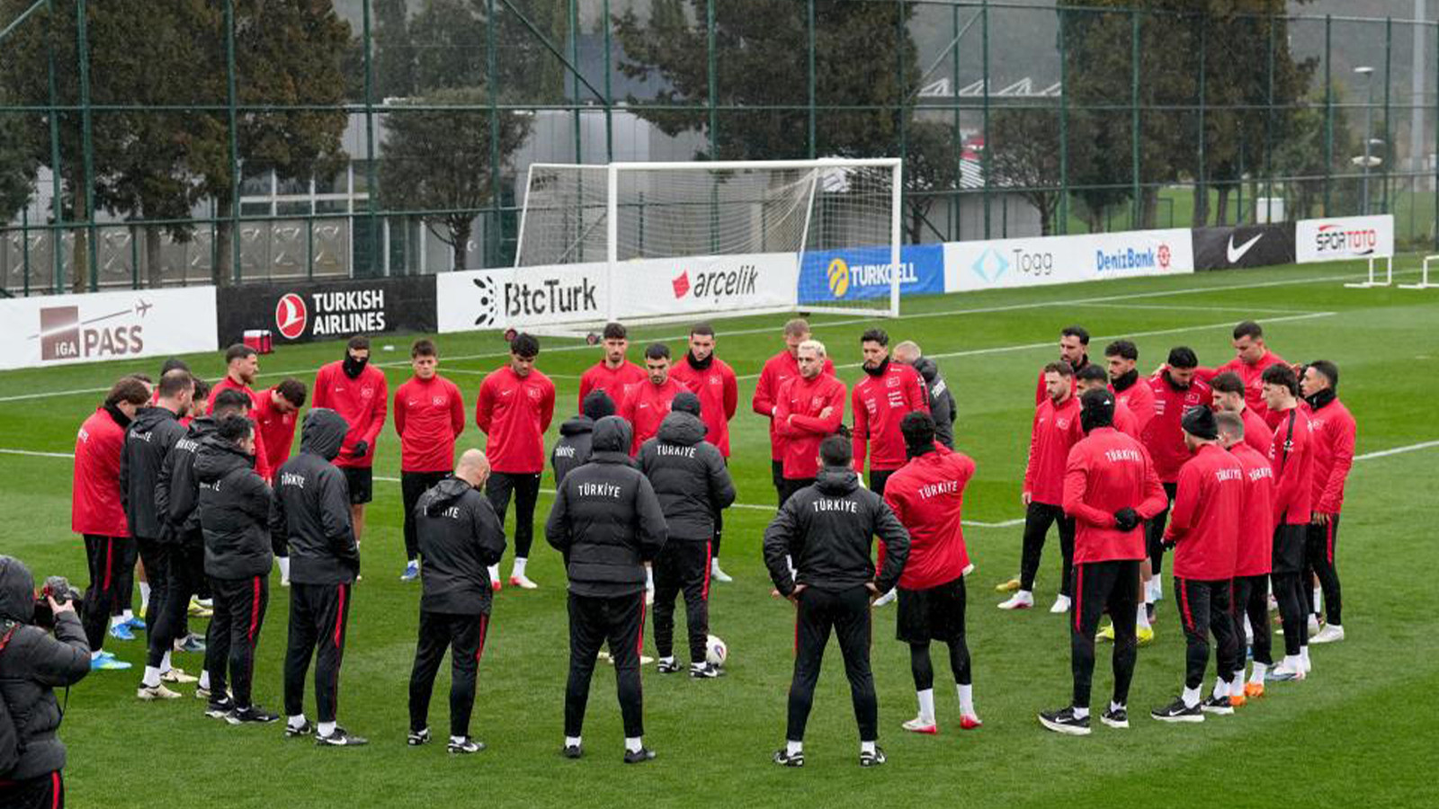 A Milli Futbol Takımı, yağmur altında çalıştı