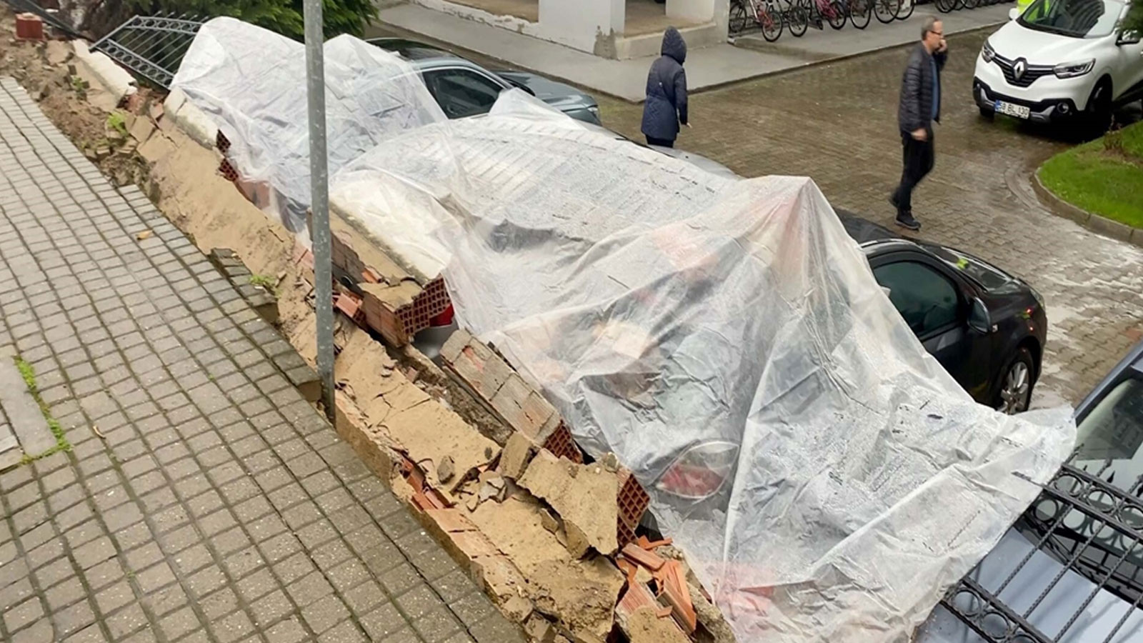 Aydın'da istinat duvarı çöktü! Otomobiller hasar gördü