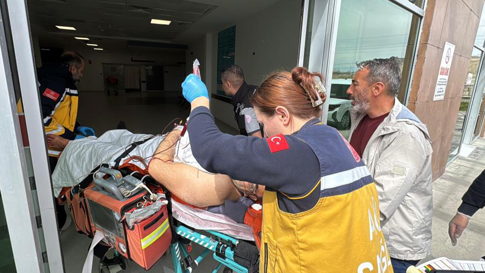 Boşanma aşamasındaki eşini ve kendisini bıçakladı