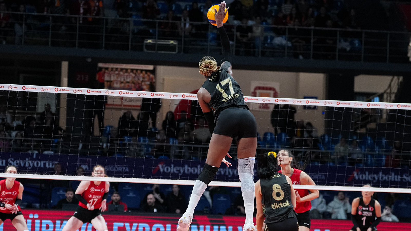 Galatasaray, THY'yi yenerek seride 1-0 öne geçti