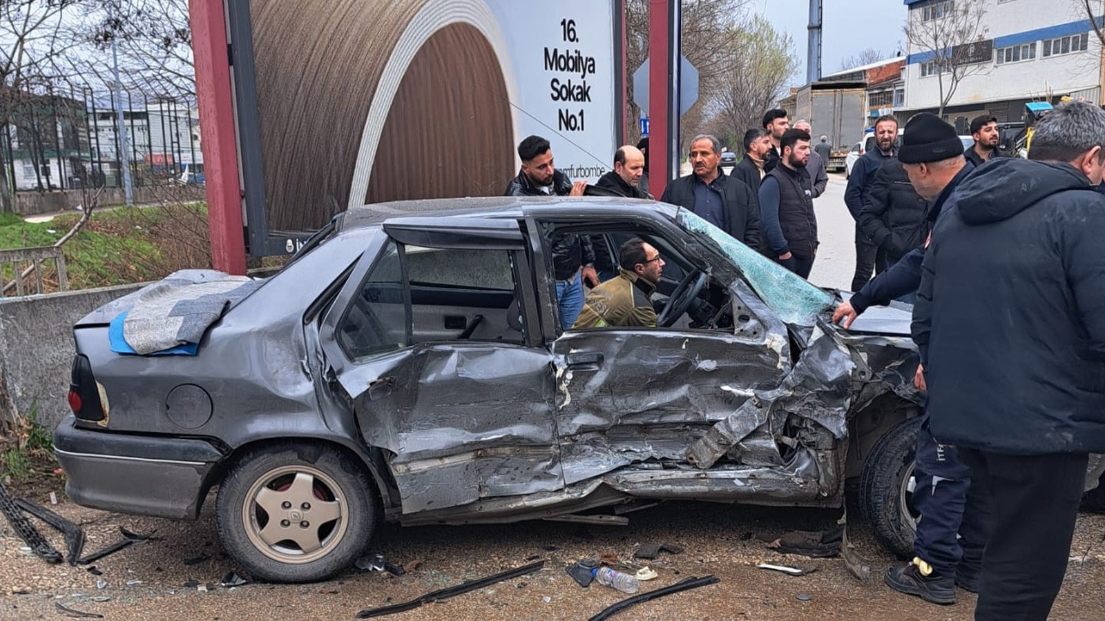 Kamyonet ile otomobil çarpıştı; 2'si bebek 9 yaralı