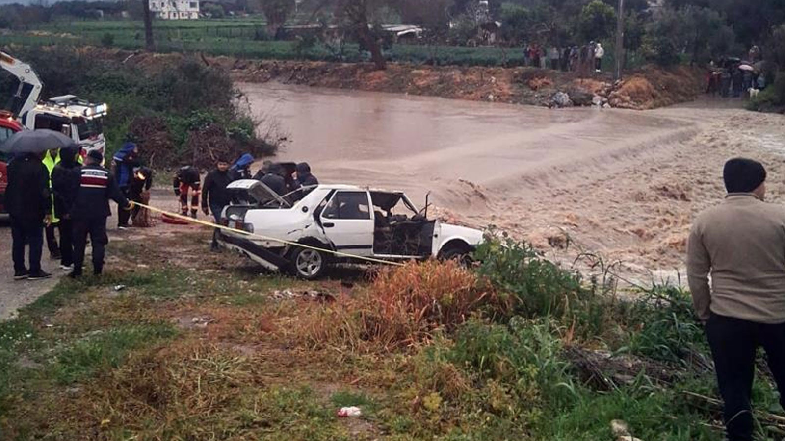 Milas’ta akarsuya düşen araç sele kapıldı! 1 kişi hayatını kaybetti