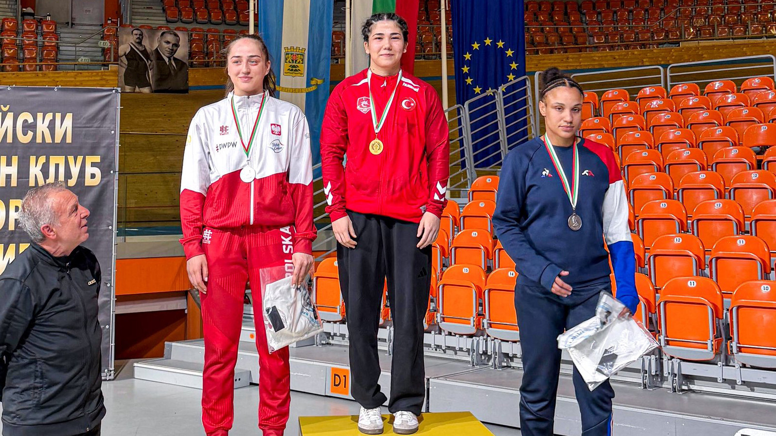 Milli güreşçiler, Bulgaristan'daki turnuvayı 23 madalya ile bitirdi