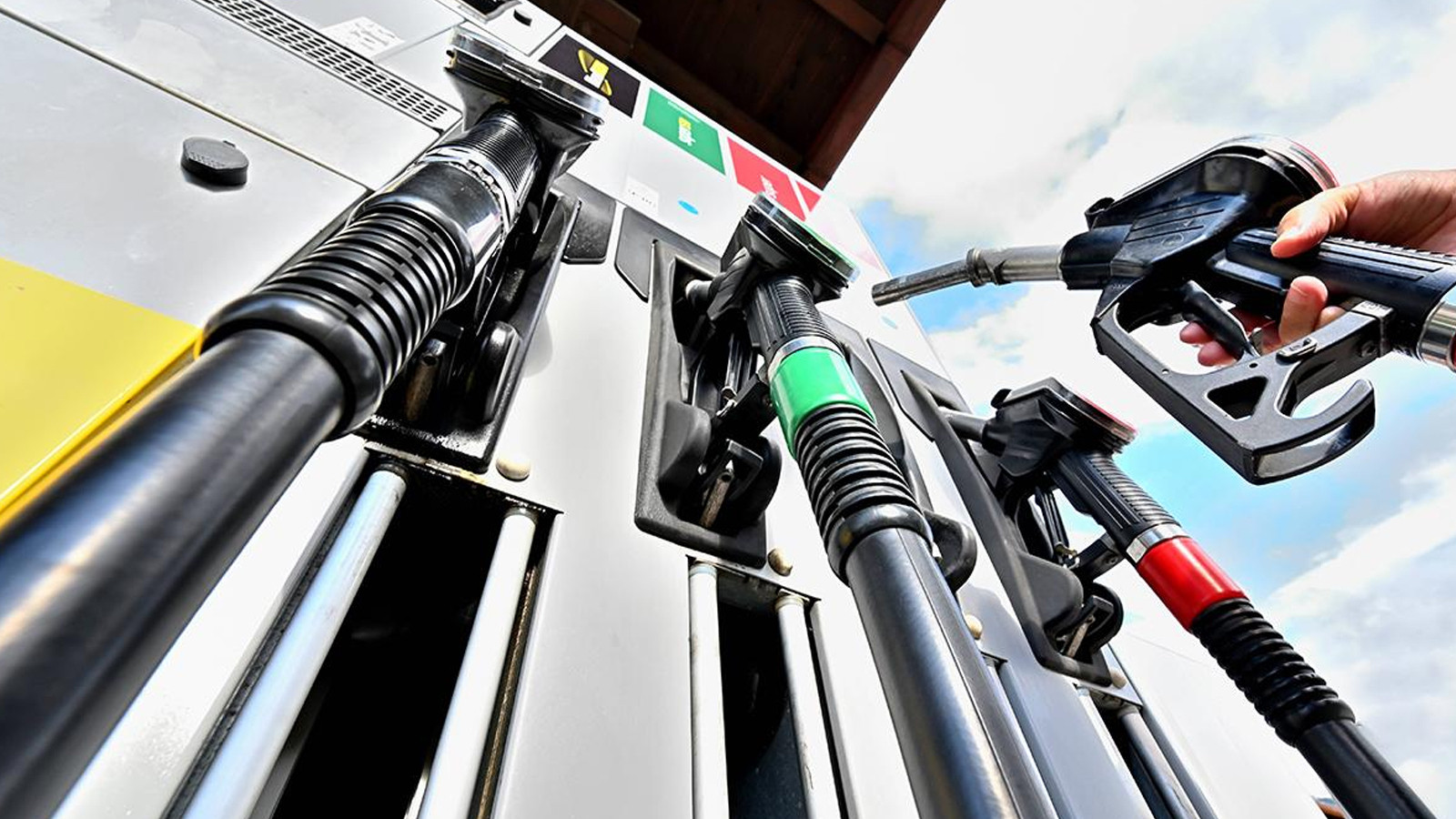 Motorine zam geldi, gece yarısı tabela değişti!