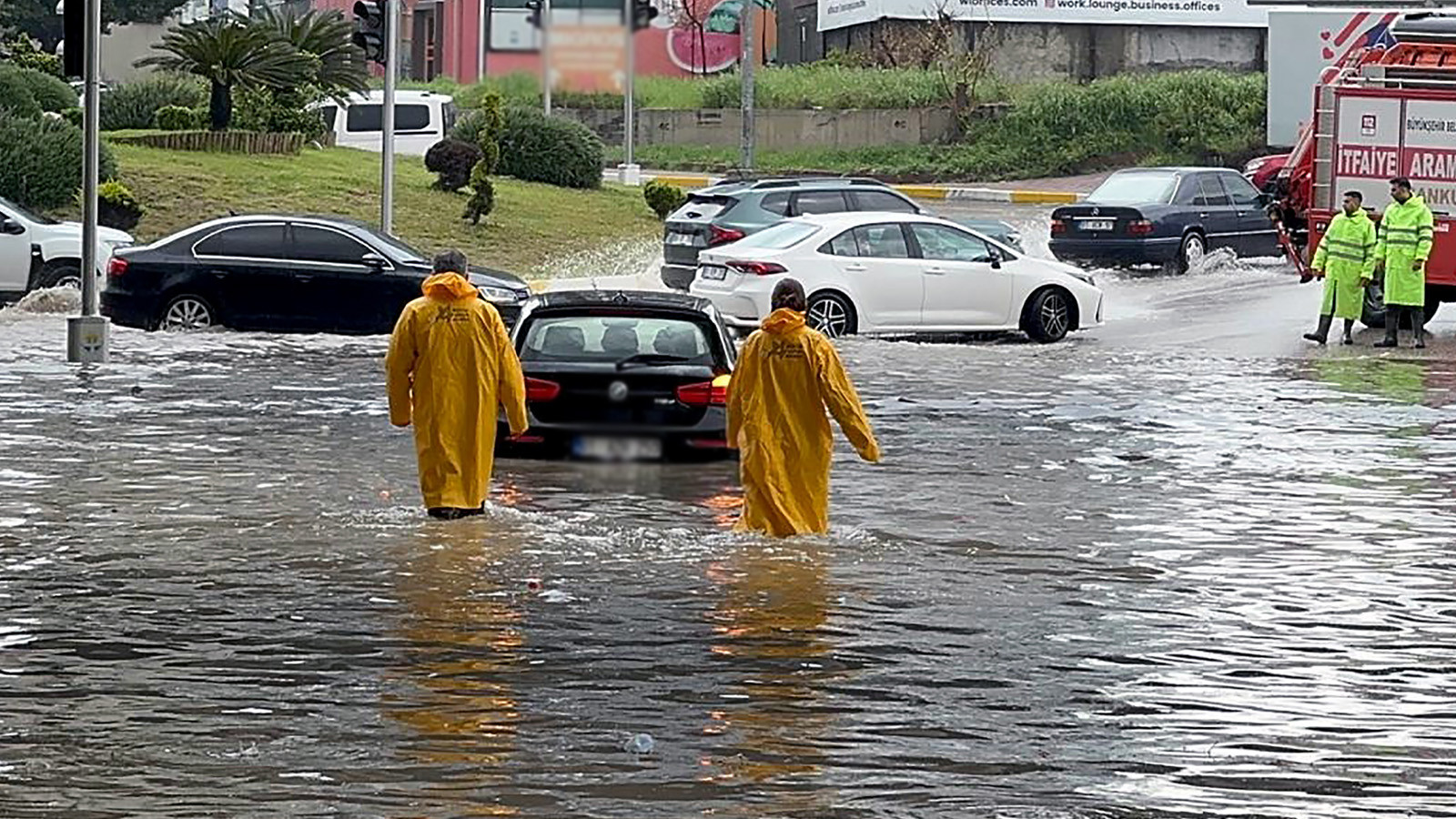 Adana'yı sağanak vurdu: Yollar göle döndü