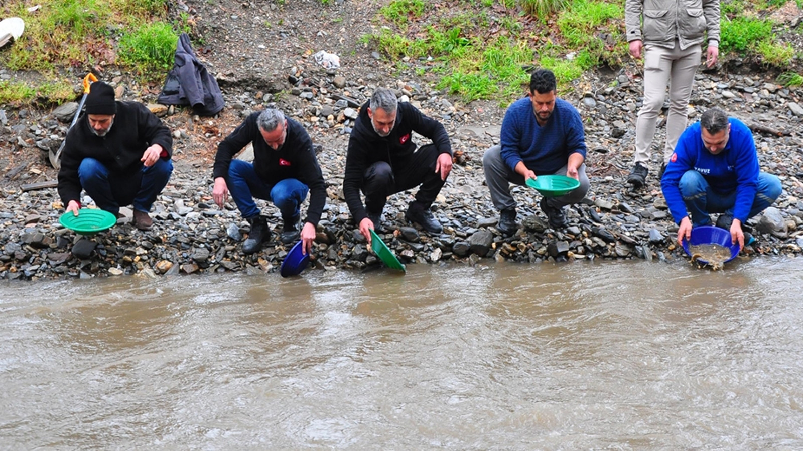 Altın avcıları 81 ilden İzmir'e akın etti: Dereden topluyorlar