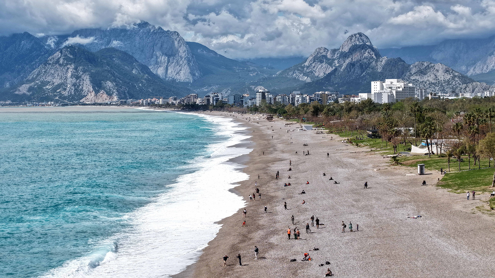 Antalya’da yağış sonrası güneş açtı