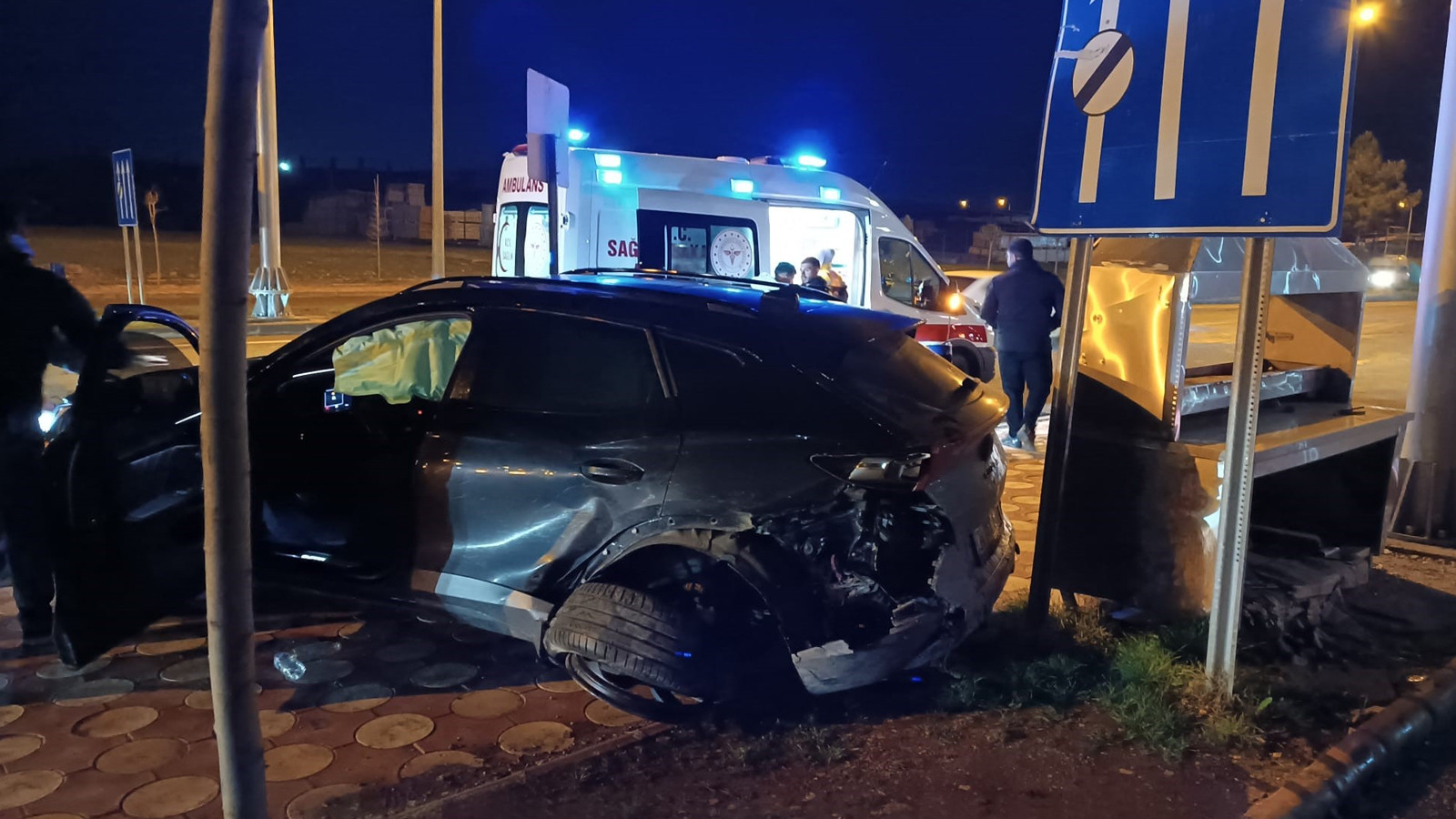 Batman’da iki otomobil kafa kafaya çarpıştı