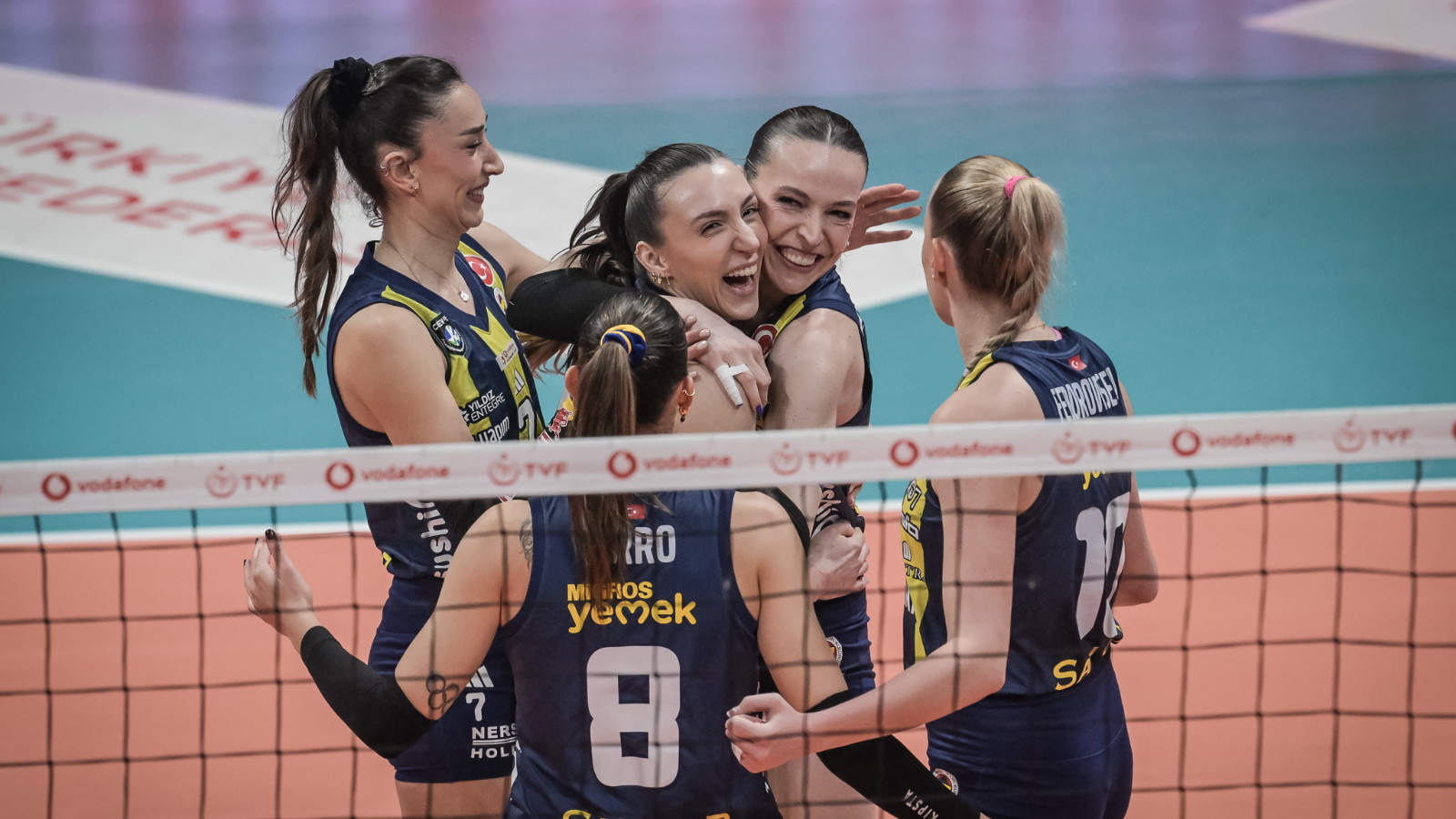 Fenerbahçe, ilk maçta Zerenspor'a set vermedi