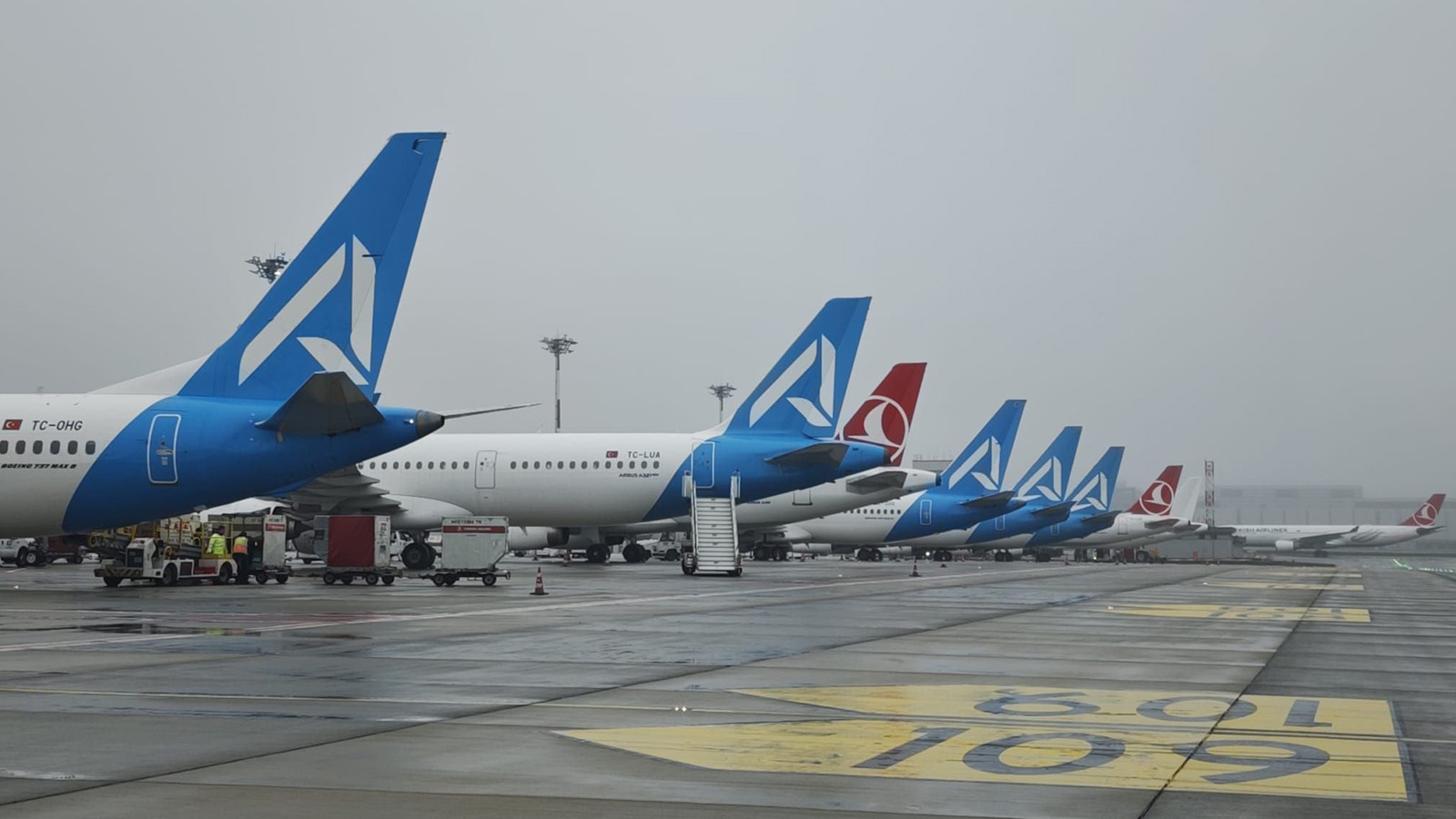İstanbul'da uçuşlara yağmur engeli! Uçaklar inemedi, birçok sefer iptal oldu