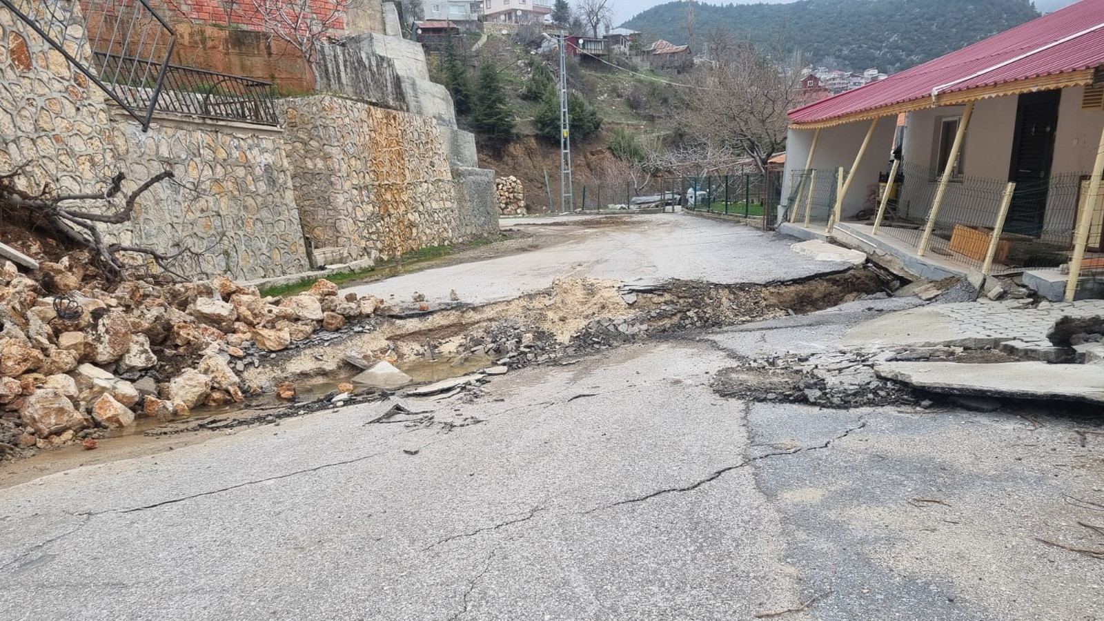 Mersin'de heyelan: Evlerde hasar oluştu, ekipler sevk edildi