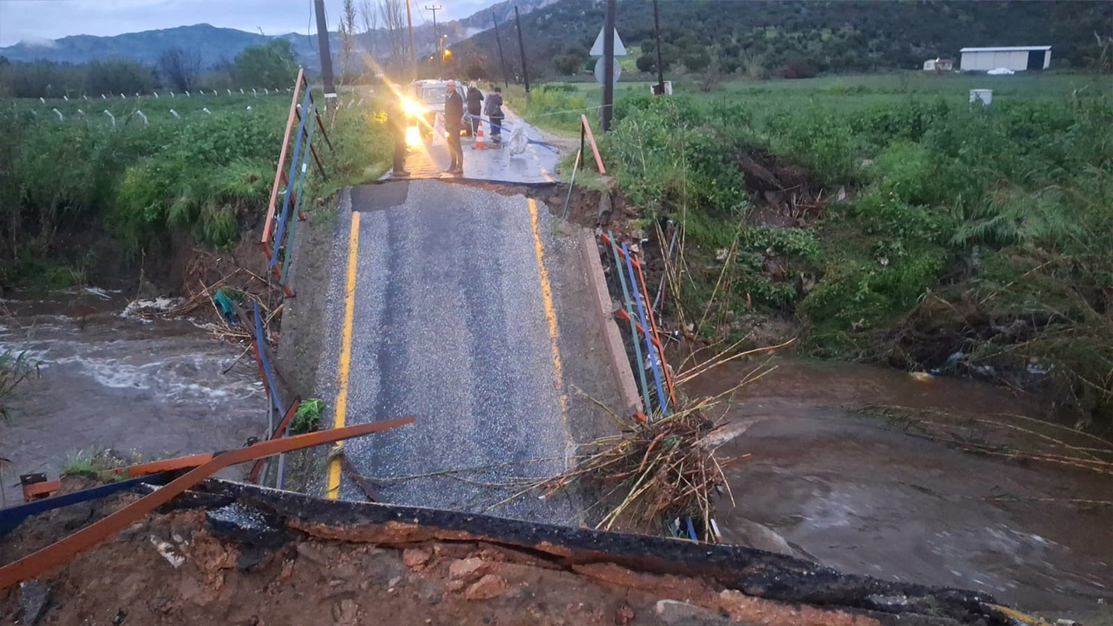 Muğla'da kuvvetli sağanak: Köprü çöktü