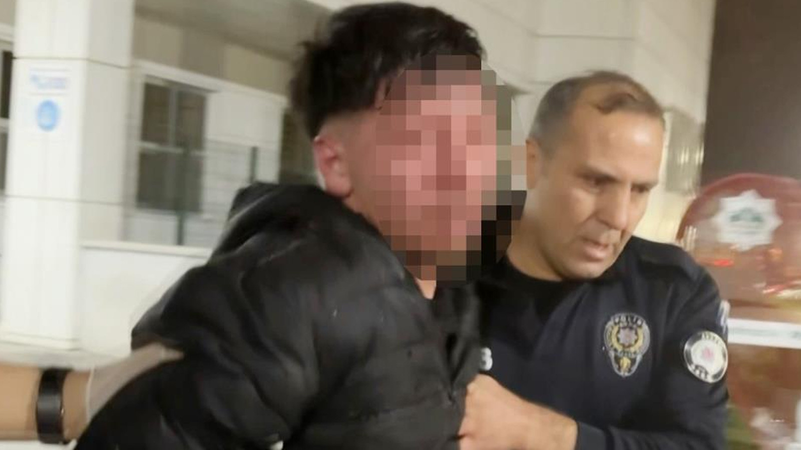 Annesinin sevgilisini bıçaklayıp ortalığı birbirine kattı