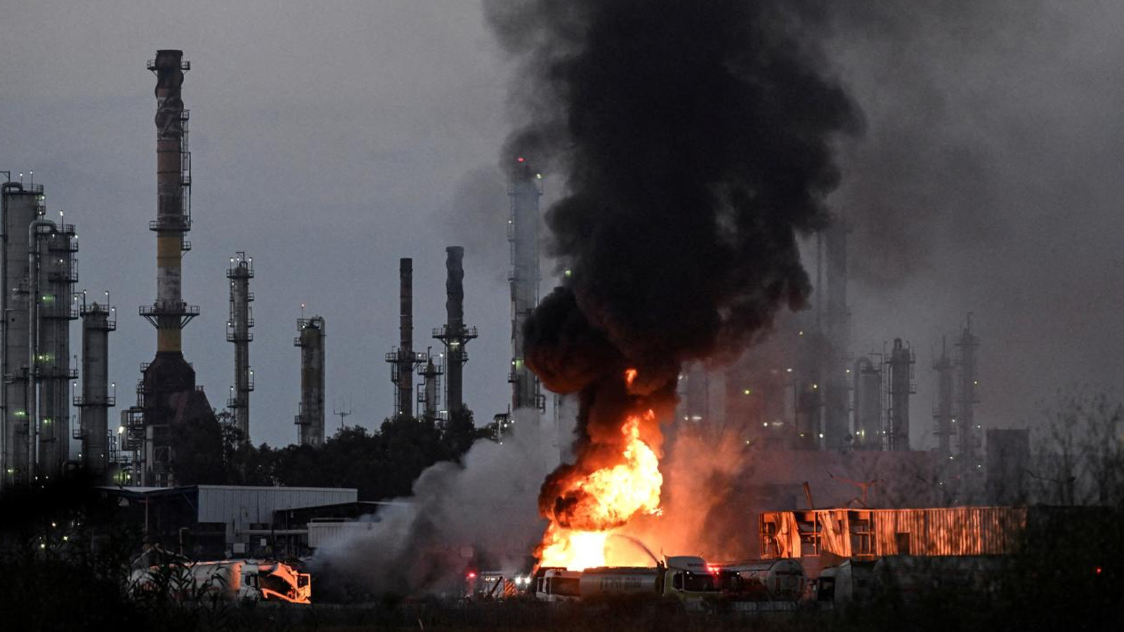 İran, Hayfa'da petrol rafinerisini vurdu