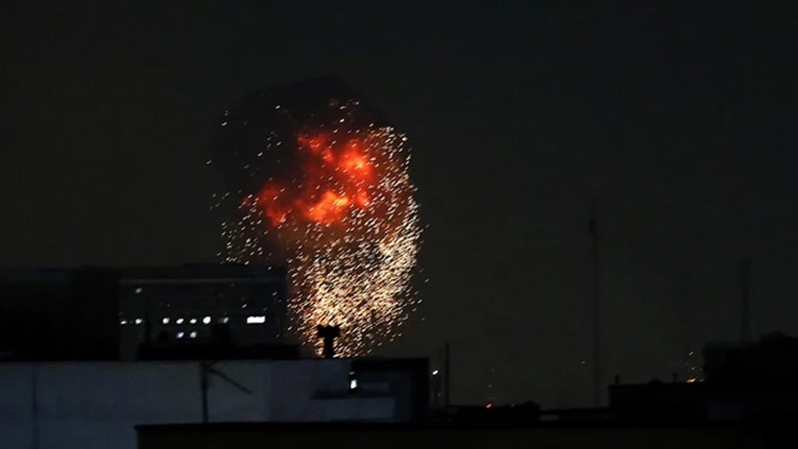 İsrail, İran'ın enerji tesislerini hedef aldı; Tahran karanlığa gömüldü