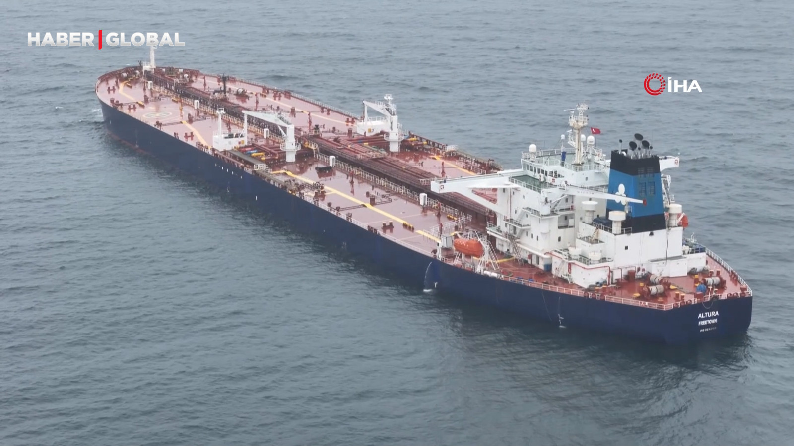 İstanbul Boğazı'na yaklaşırken vurulan gemi böyle görüntülendi