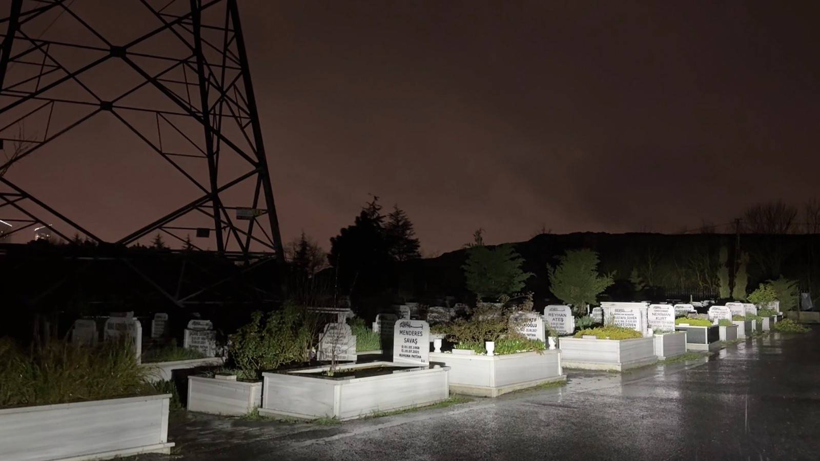 Sarıyer’de mezarlık ziyaretinde silahlı çatışma: 1 kişi hayatını kaybetti, 5 gözaltı