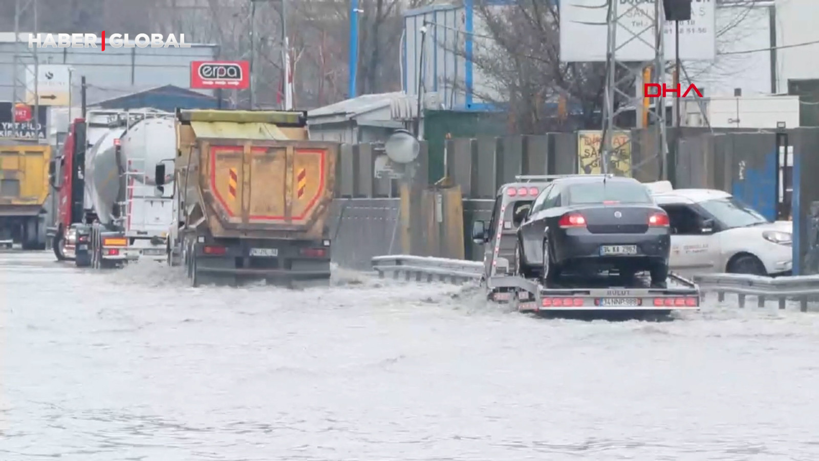 Sarıyer'de yollar göle döndü; sürücüler ilerlemekte güçlük çekti