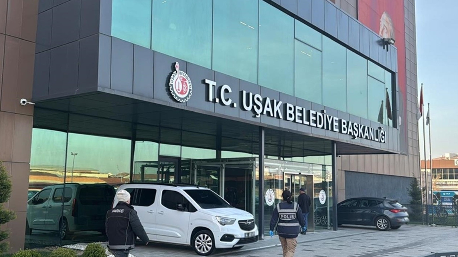 Uşak Belediyesi'ne 'rüşvet' operasyonu: Başkan Yalım'ın da bulunduğu 13 şüpheli adliyeye sevk edildi
